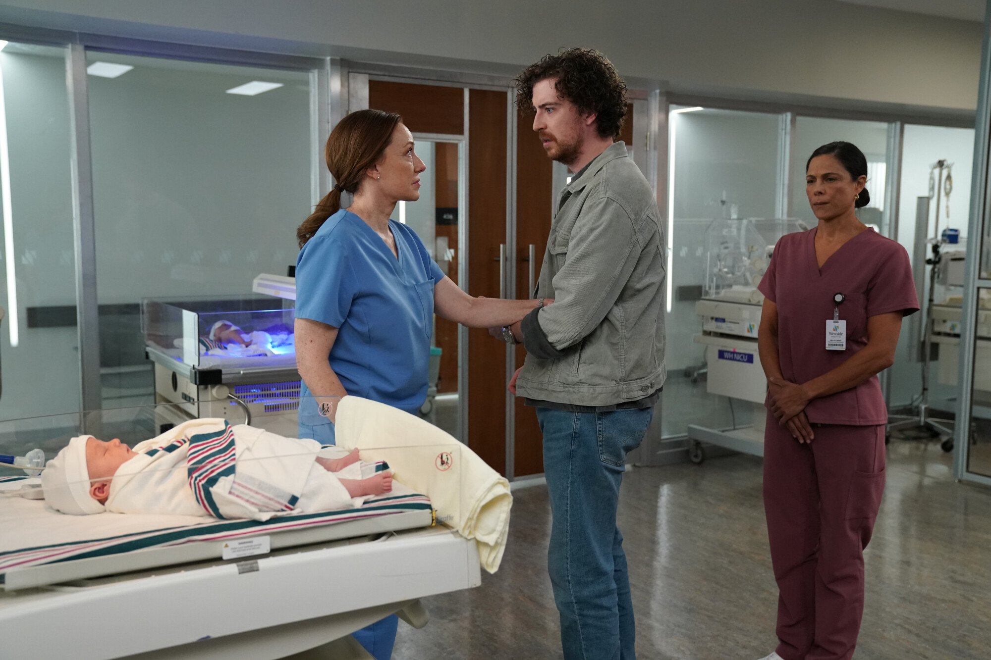 Ainda do episódio 14 da 2ª temporada de Doc. Na foto, da esquerda para a direita, estão Molly Parker e Dan Musso.