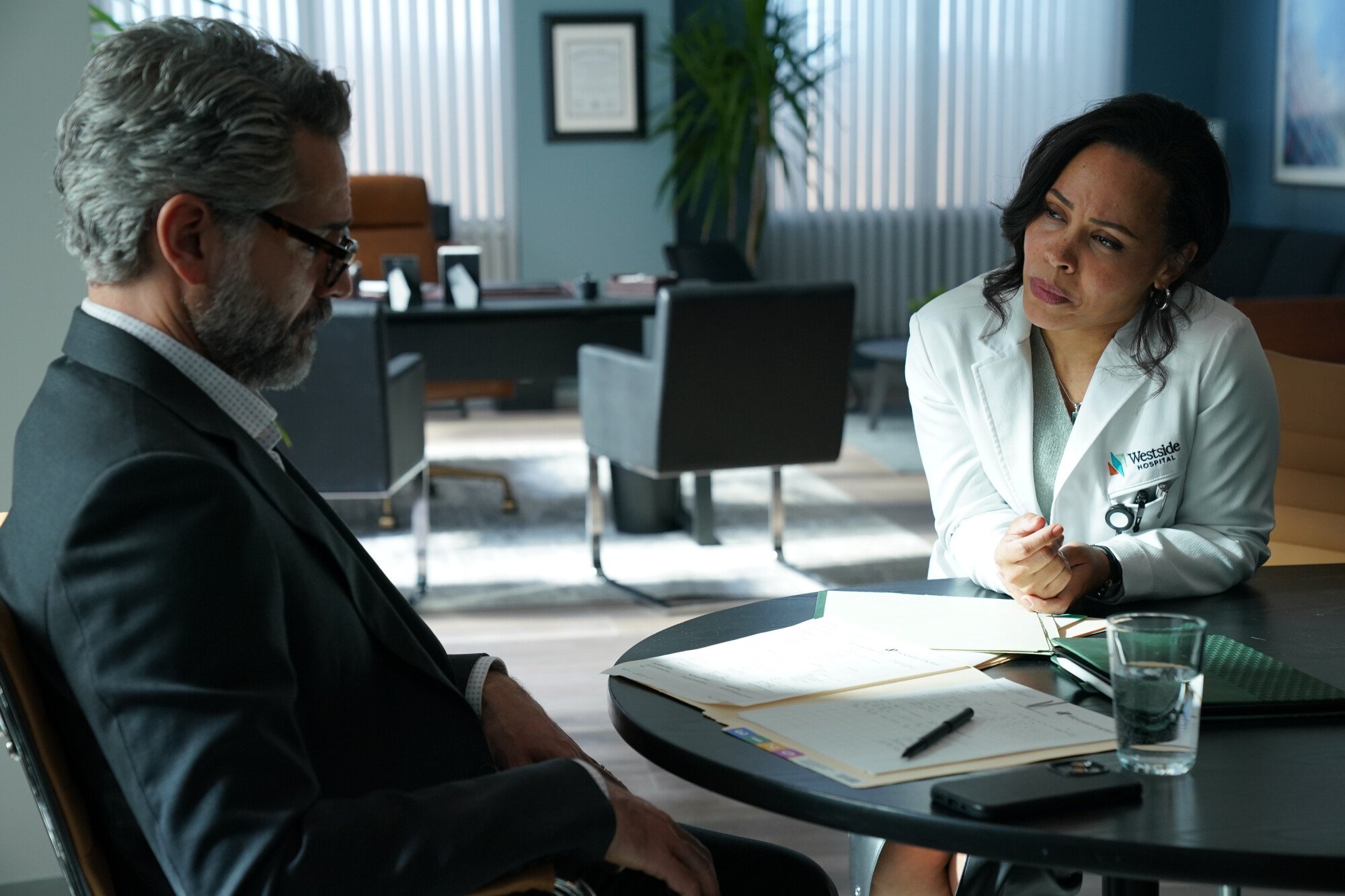 Still do episódio 14 da 2ª temporada de Doc, Omar Metwali e Amira Wan são mostrados, da esquerda para a direita.