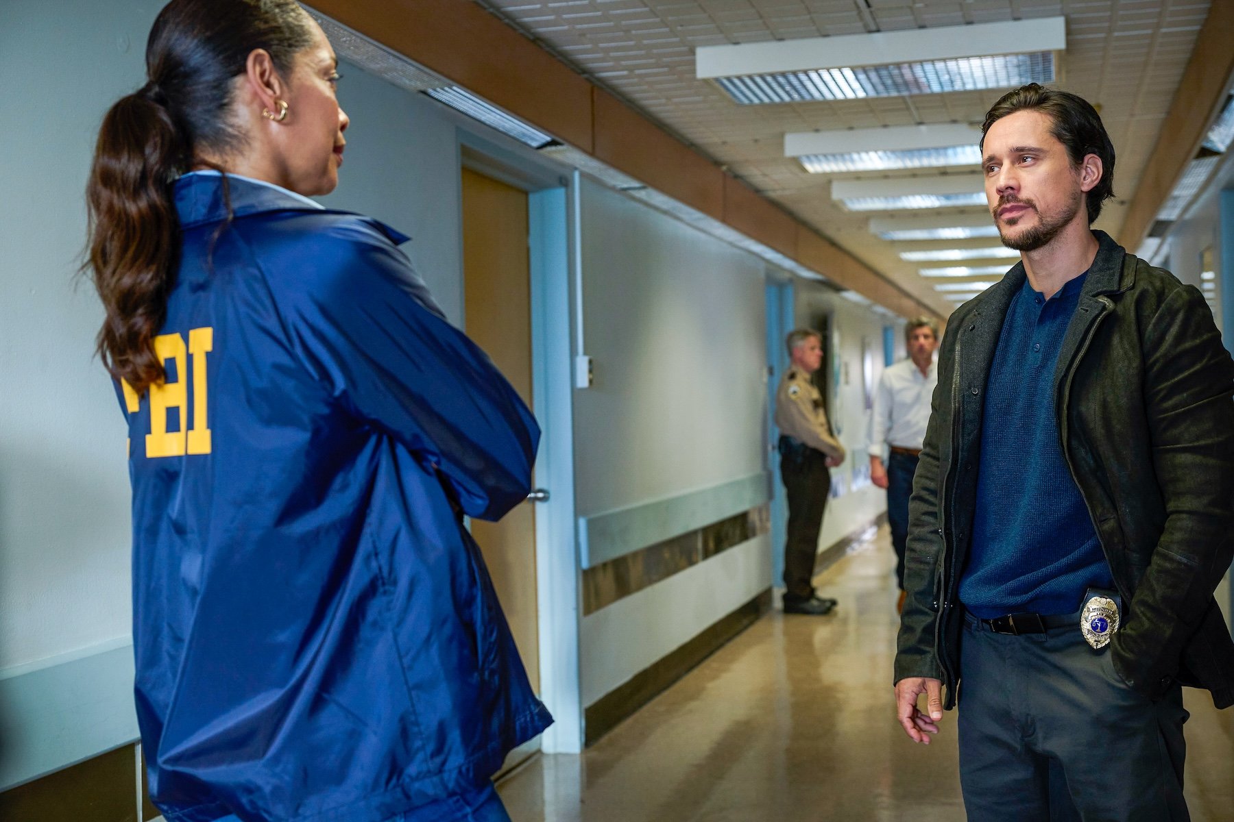 Memórias de um Assassino: LR: Gina Torres e Peter Gadiot Memórias de um Assassino: LR: Gina Torres e Peter Gadiot