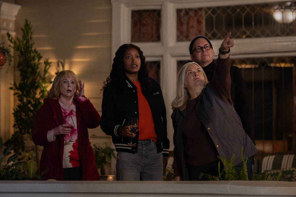 1ª temporada de The Burbs - Julia Duffy, Keke Palmer, Paula Pell e Mark Prokash | televisão reveladora Uma foto da 1ª temporada de The 'Burbs Na foto, da esquerda para a direita, estão Julia Duffy como Lynn, Keke Palmer como Samira, Paula Pell como Dana e Mark Prokash como Todd.