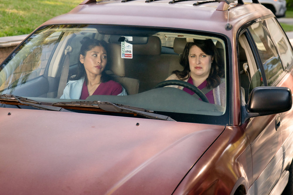 Denis Medical 2ª temporada, episódio 10, This Is From Joyce - (à esquerda) Kaehyun Kim como Serena e Allison Tolman como Alex