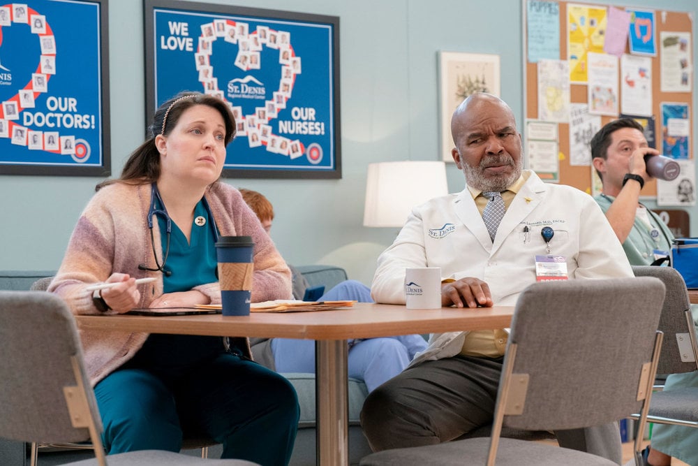 Denis Medical 2ª temporada, episódio 10, This Is From Joyce - (à esquerda) Alison Tolman como Alex e David Alan Grier como Dr.