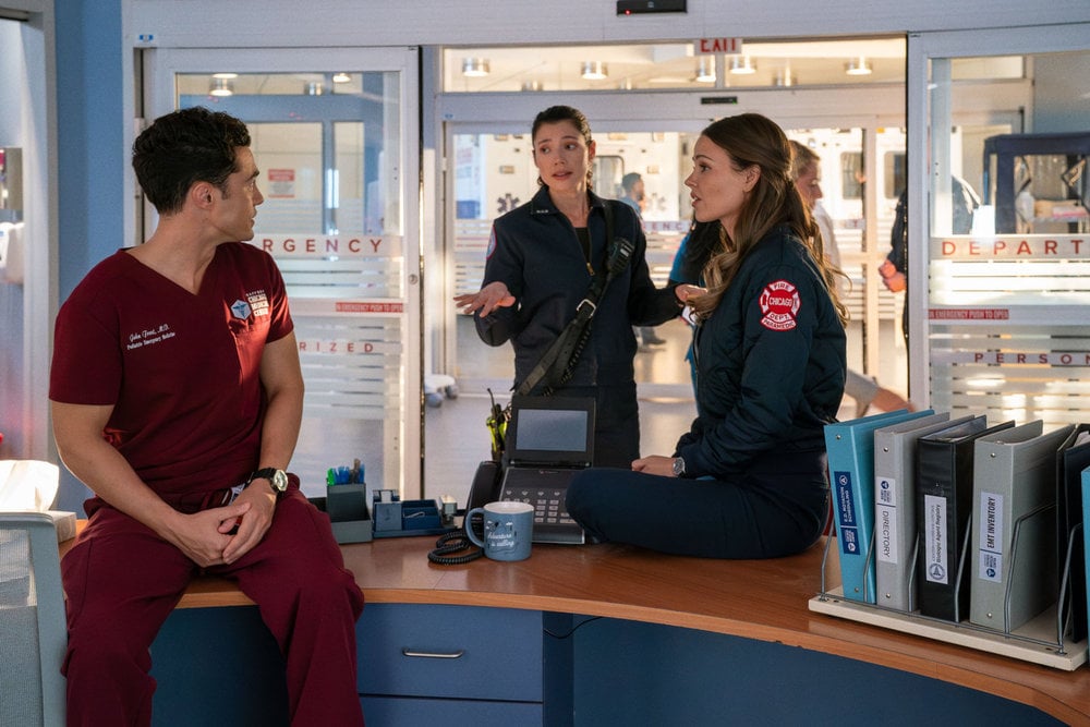 Darren Barnett como Dr. John Frost, Hanako Greensmith como Violet Mikami, Jocelyn Hudon como Lizzie Novak parada na entrada do hospital.