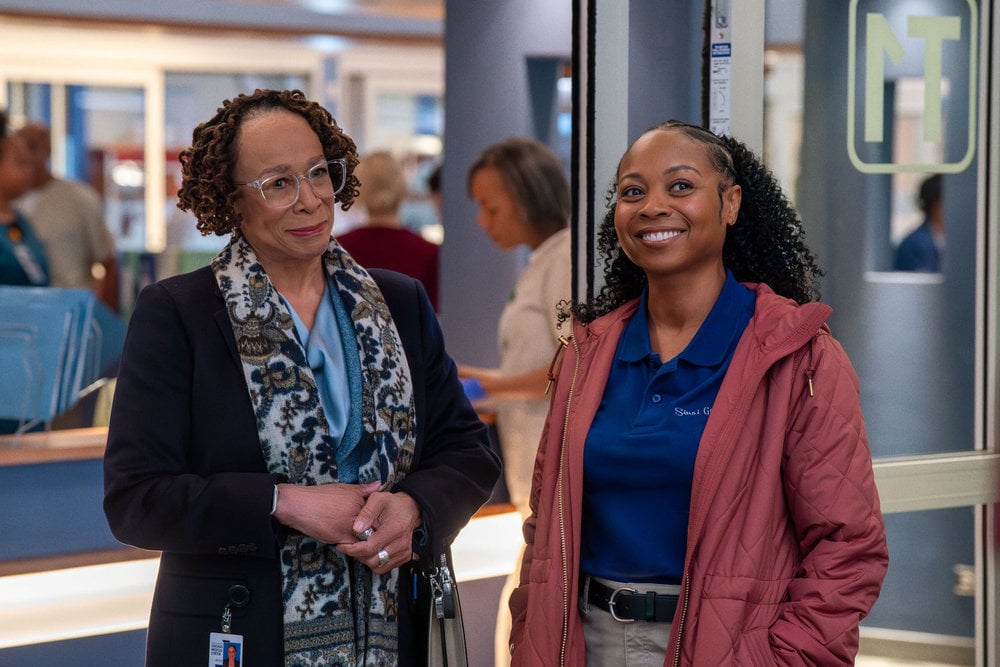 Sharon Goodwin como S. Sherria Irving como Epatha Merkerson, Tamika Jenkins, parada no quarto do hospital.