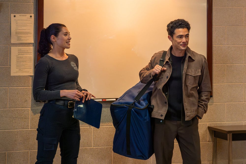 Hanako Greensmith como Violet Mikami, Darren Barnett como John Frost no quartel.