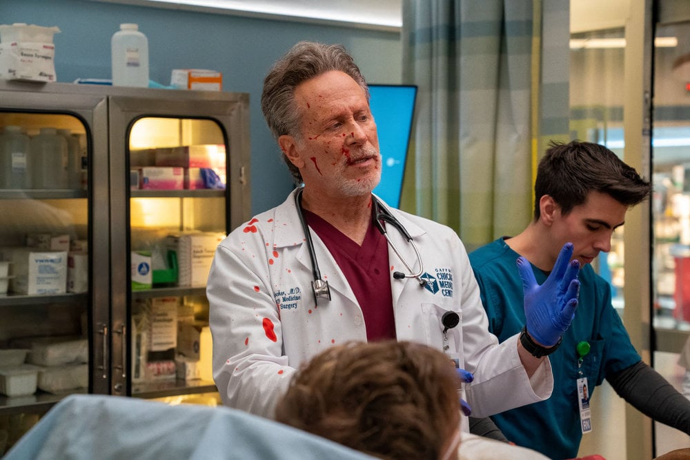 Steven Weber como Dr. Dean Archer, coberto de sangue no pronto-socorro.