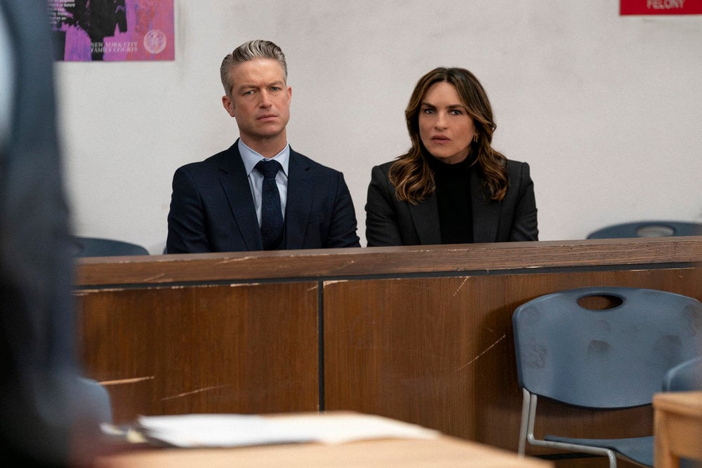 Peter Scanavino as A.D.A Dominick "Sonny" Carisi Jr., Mariska Hargitay as Capt. Olivia Benson sitting in court.
