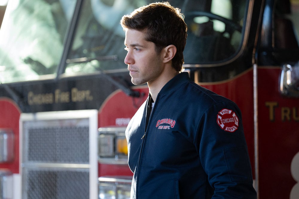 Brandon Larracuente como Sal Vasquez parado na frente de um caminhão de bombeiros.