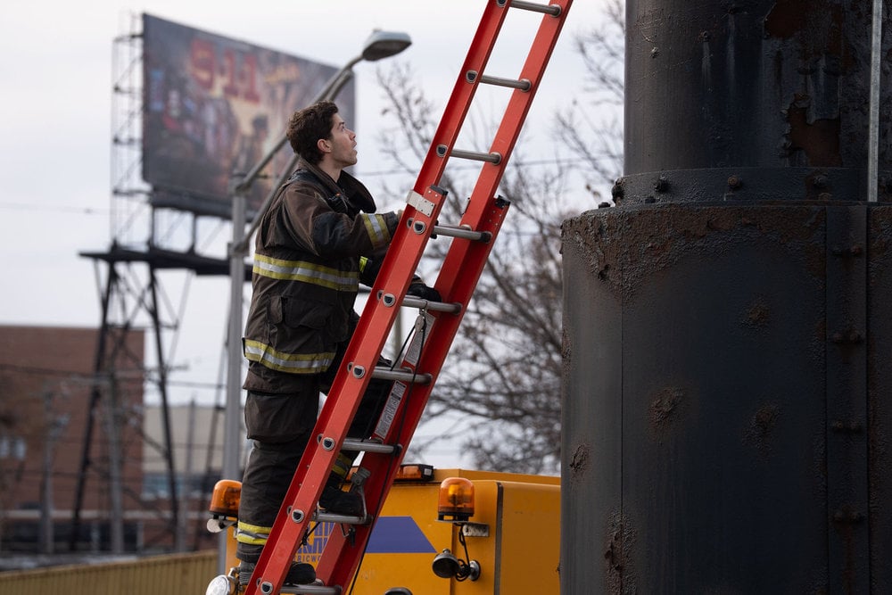 Brandon Laracuente como Sal Vasquez subindo as escadas.
