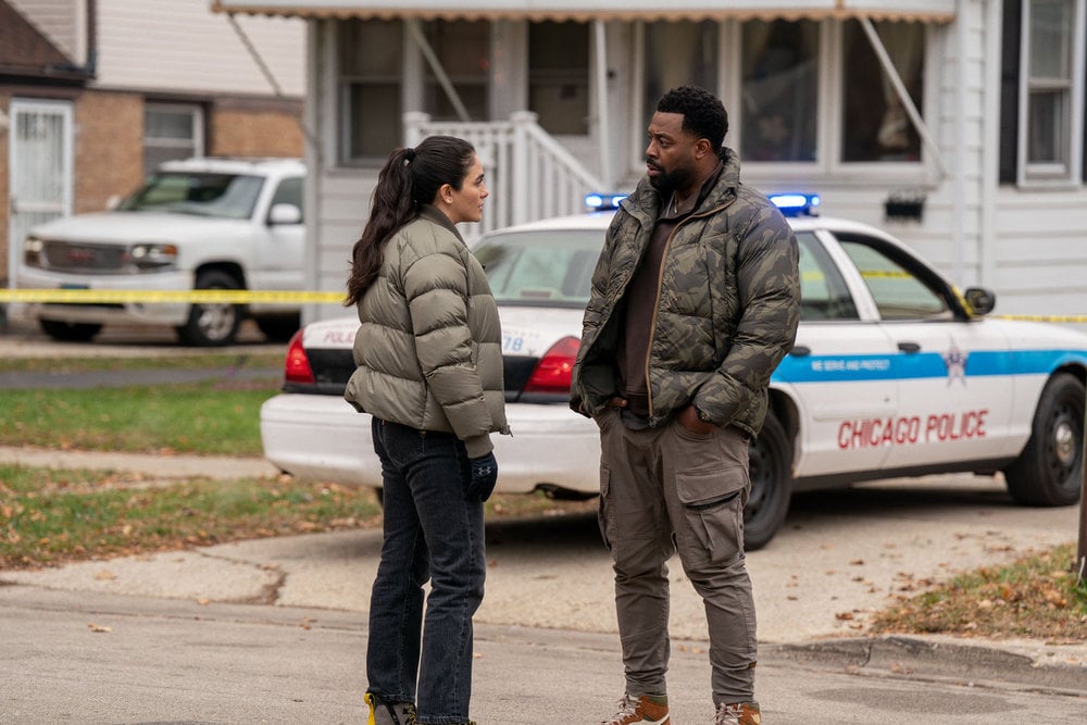 PD de Chicago - Temporada 13 | televisão reveladora Ariane Mandi como Eva Imani, LaRoyce Hawkins como o oficial Kevin Atwater, conversando na rua.