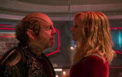 Still from Star Trek: Starfleet Academy Season 1 Episode 1 of Giamatti as Nus Braka and Holly Hunter as Chancellor Nahla Ake pictured from left to right. Star Trek: Starfleet Academy Review: Kids These Days / Beta Test (Season 1 Episodes 1 and 2) Still from Star Trek: Starfleet Academy Season 1 Episode 1 of Giamatti as Nus Braka  and  Holly Hunter as Chancellor Nahla Ake pictured from left to right.