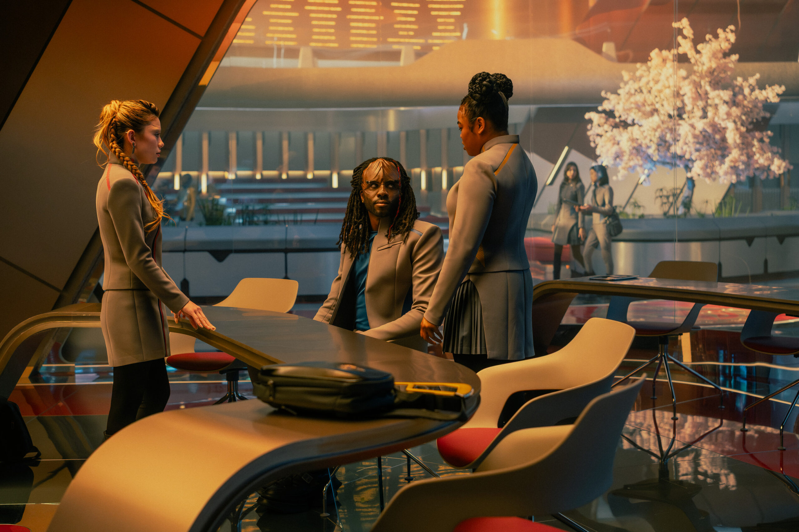 Uma foto de Star Trek: Starfleet Academy, temporada 1, episódio 4. Na foto da esquerda para a direita estão Bella Shepard como Genesis, Kareem Dion como J-Dan e Caris Brooks como Sam.