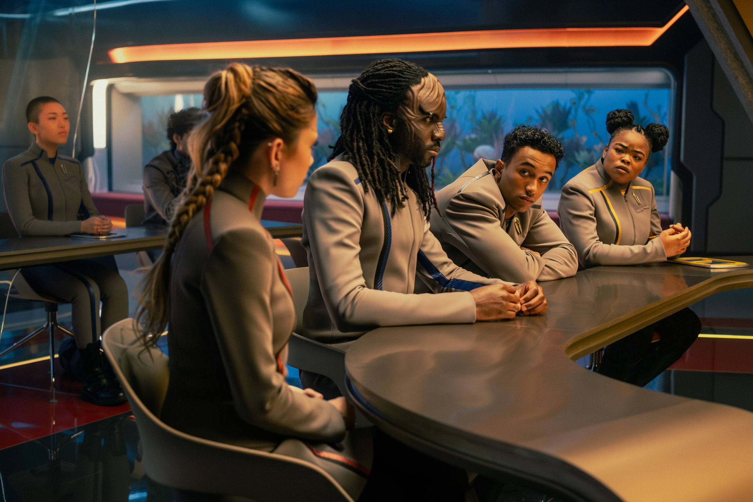 Uma foto de Star Trek: Starfleet Academy, temporada 1, episódio 4. Na foto da esquerda para a direita estão Bella Shepard como Genesis, Kareem Dyne como J-Dan, Sandro Rosta como Caleb e Caris Brooks como Sam.