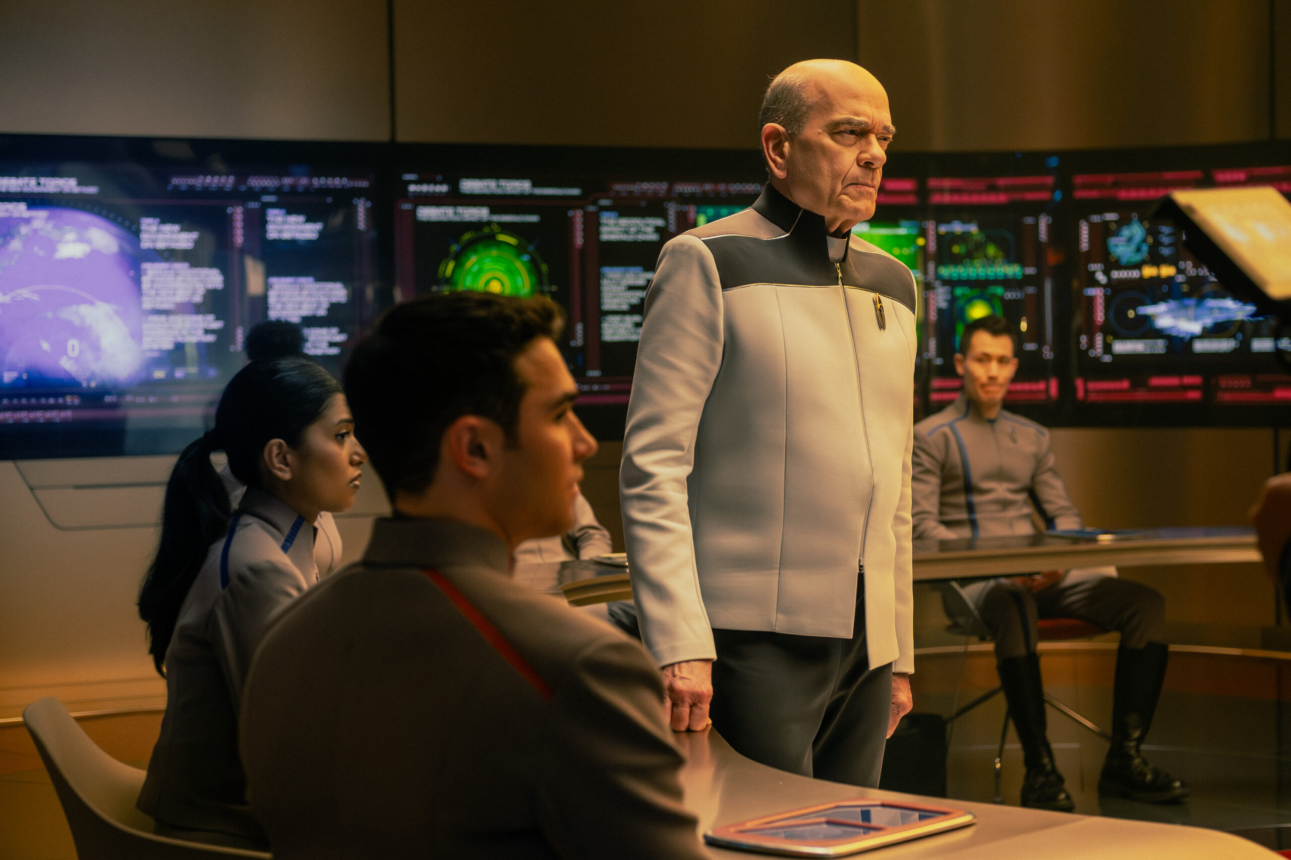 Robert Picardo como o Doutor em uma foto de Star Trek: Starfleet Academy, temporada 1, episódio 4.