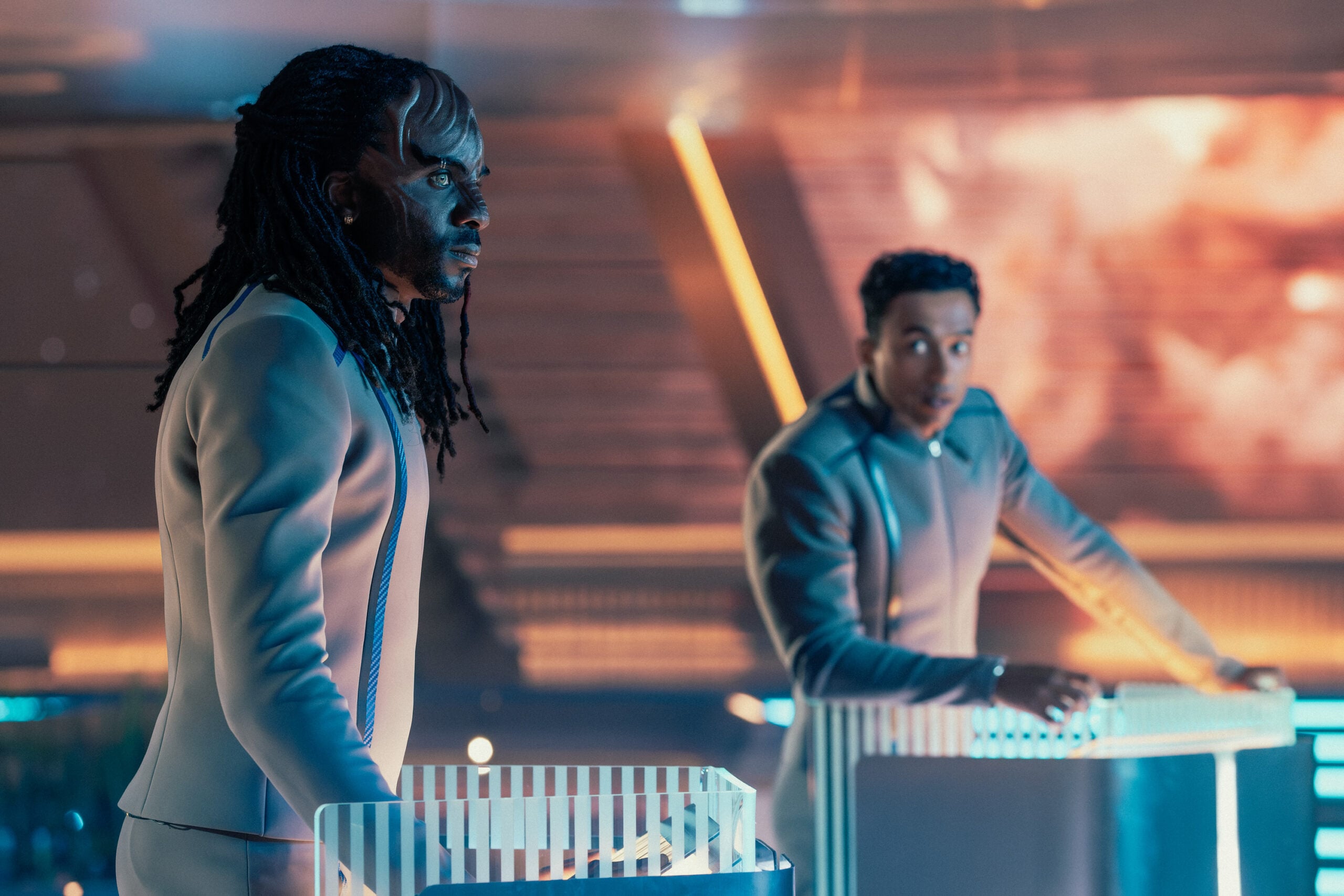 Still de Star Trek: Starfleet Academy, temporada 1, episódio 4. Na foto da esquerda para a direita estão Kareem Dyne como J-Dan e Sandro Rosta como Caleb.