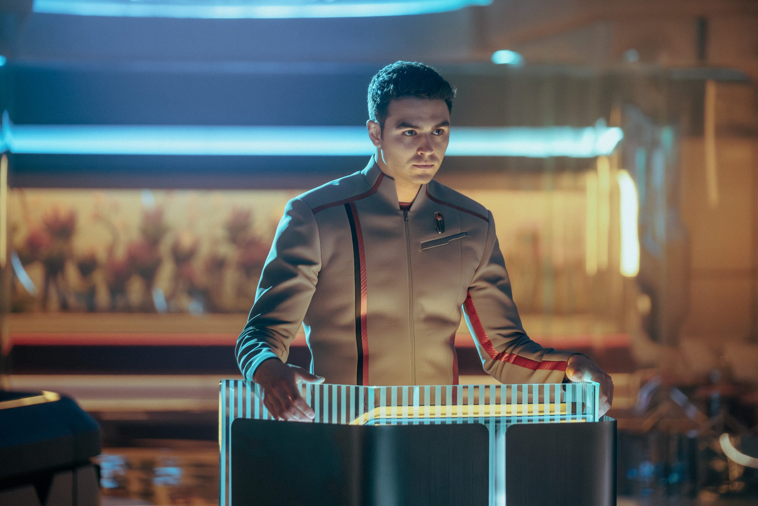 George Hawkins como Darem em uma foto de Star Trek: Starfleet Academy, temporada 1, episódio 4.