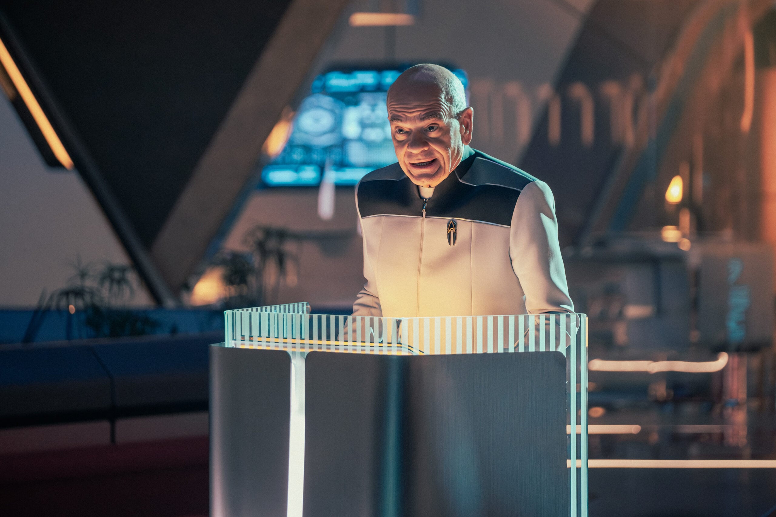 Robert Picardo como o Doutor em uma foto de Star Trek: Starfleet Academy, temporada 1, episódio 4.