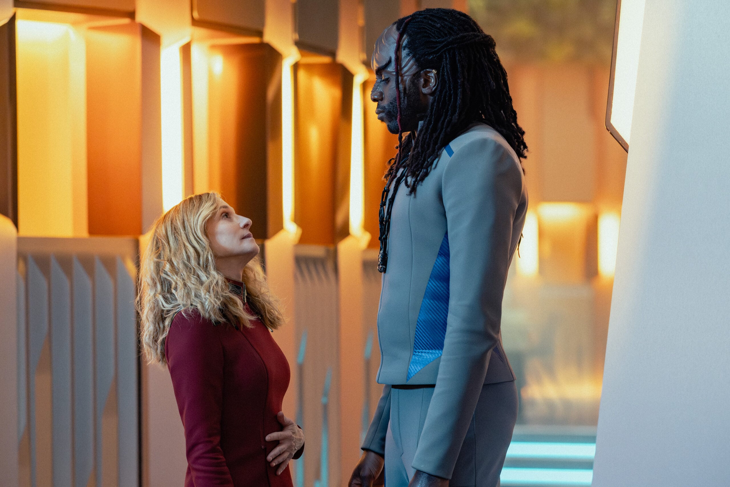 Still de Star Trek: Starfleet Academy, temporada 1, episódio 5. Na foto da esquerda para a direita estão Holly Hunter como Nahla e Kareem Dion como J-Dane.