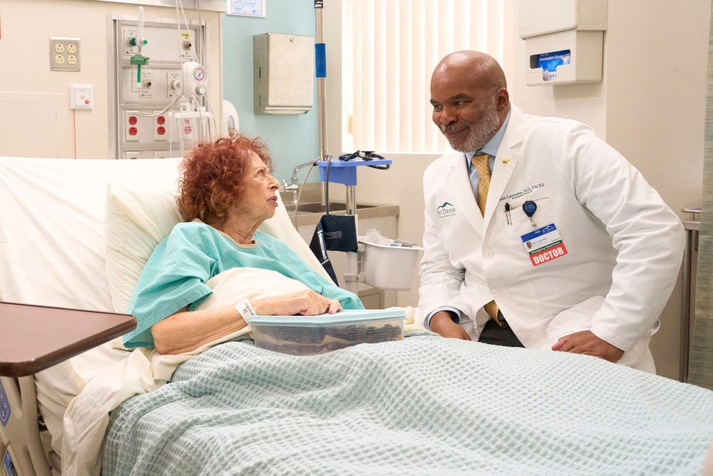 Annie O'Donnell as Rosie and David Alan Grier as Ron on St. Denis Medical Season 2 Episode 11, This Isn't Bingo.