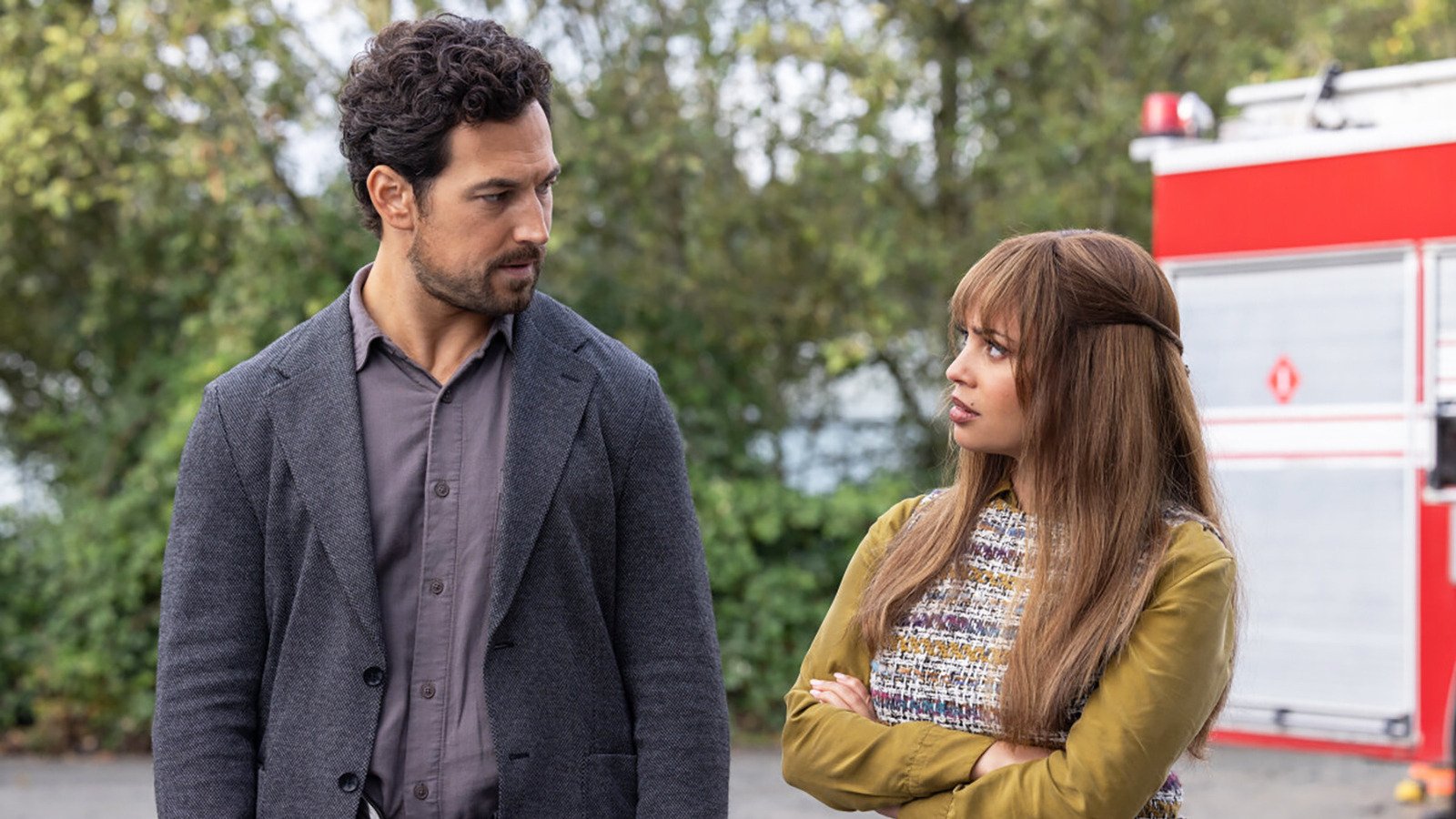 Wild Card – (esquerda) Giacomo Gianniotti como Alice e Vanessa Morgan como Max