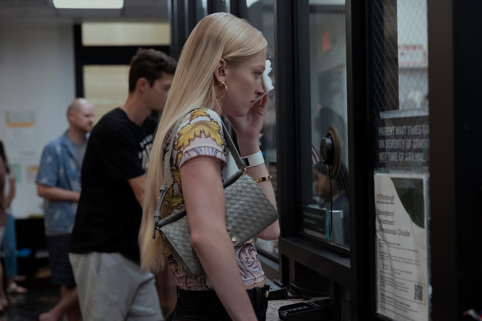 INT. Cadeiras SC 3 | televisão reveladora The Pit, temporada 2, episódio 4 - Alicia Roorbach (Warrick Page/HBOMax)