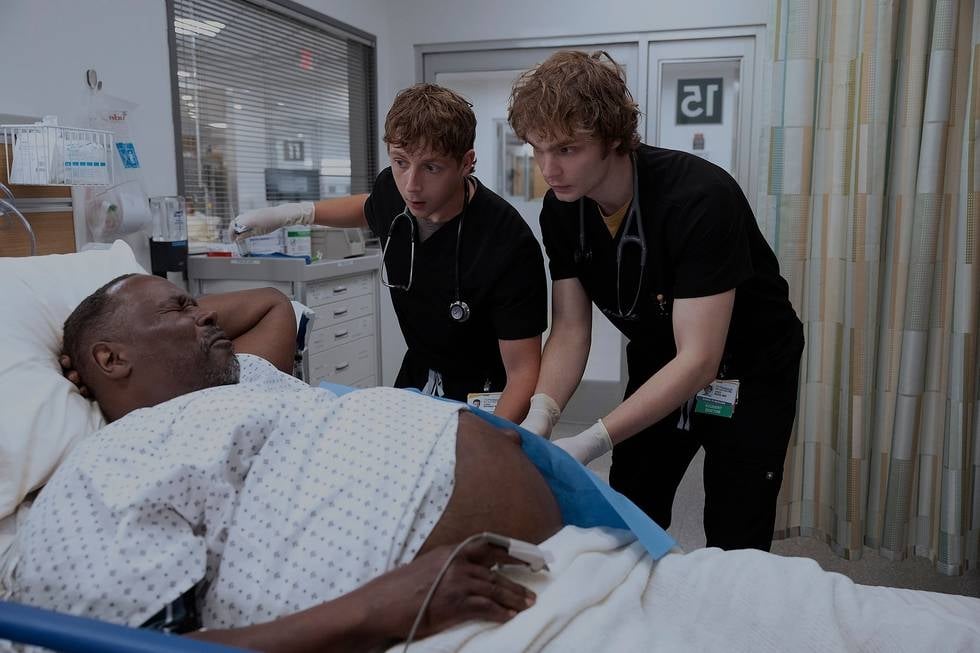 Embora Whittaker e os alunos pretendam extrair 6L de Louie, ele está mais preocupado com seu dente.