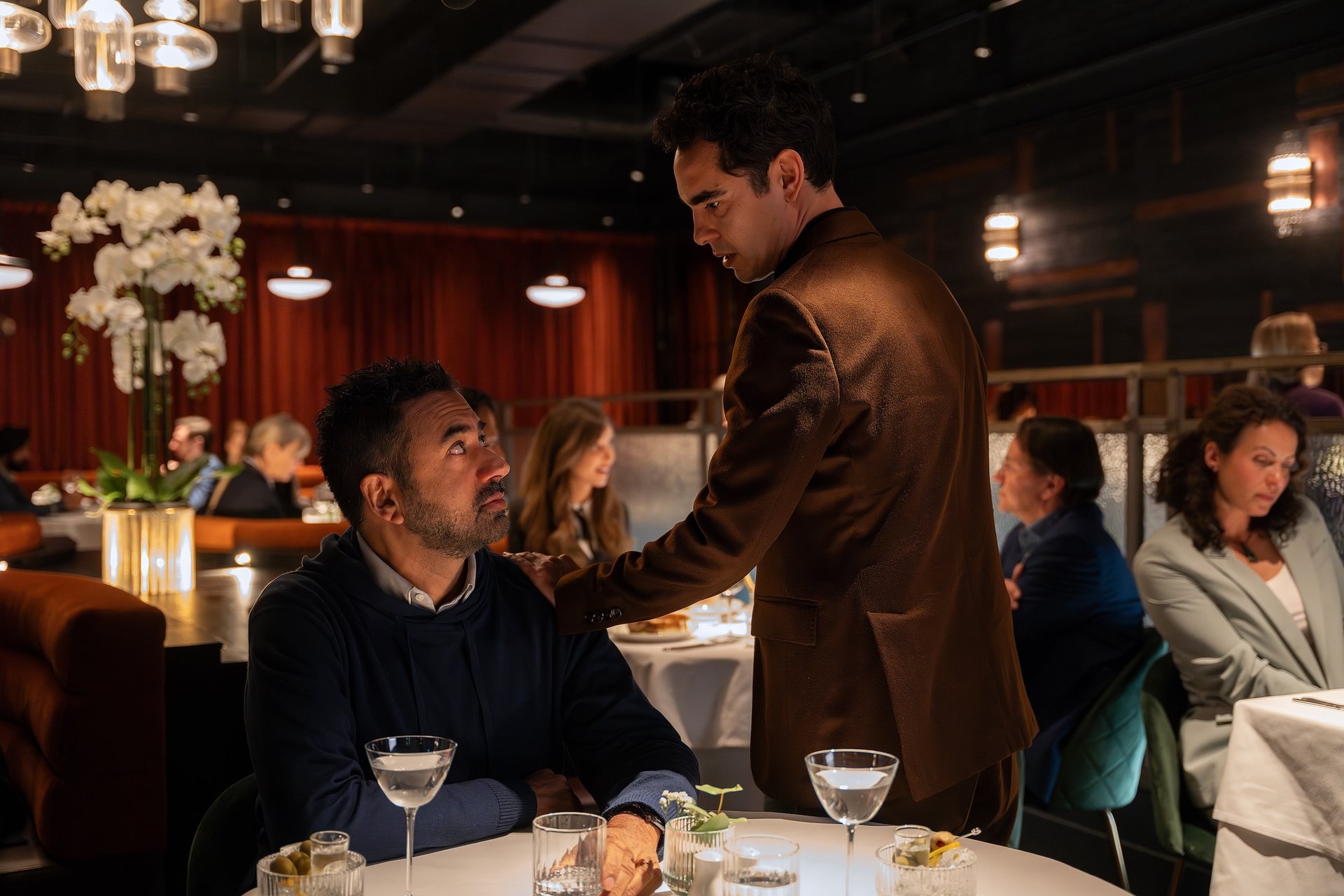 The Industry, temporada 4, episódio 1 – Max Minghella, Kal Penn (foto de Simon Ridgeway/HBO)