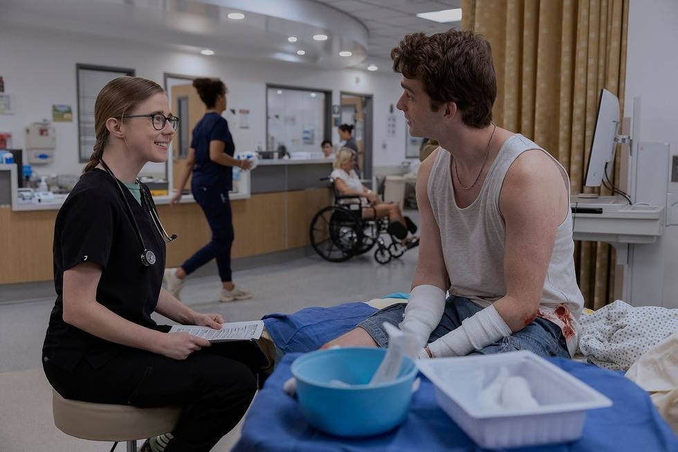 Depois de flertar com Liam, Mel deita-se de costas.