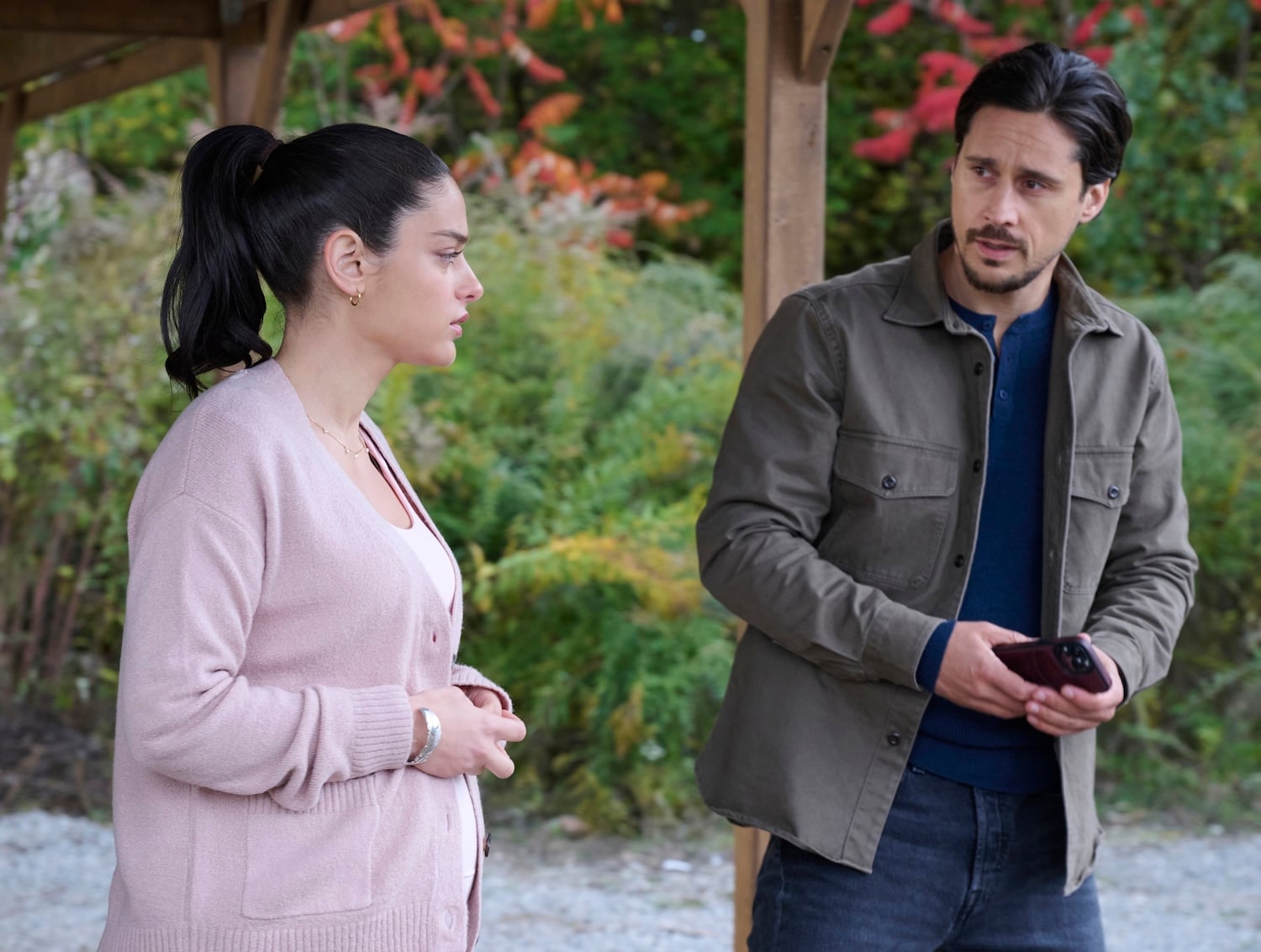 Memórias de um Assassino: LR: Odeya Rush e Peter Gadiot 