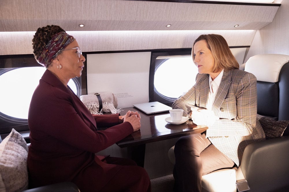 Epatha Merkerson como Sharon Goodwin, Orlagh Cassidy como Miranda Lewis em um avião particular.
