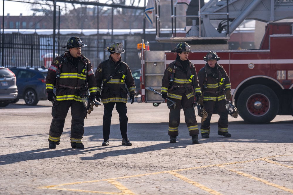 Joe Minoso como Joe Cruz, Dermot Mulroney como Dom Pascal, Miranda Rae Mayo como Stella Kidd, David Eisenberg como Christopher Herrmann em seu uniforme de bombeiro.