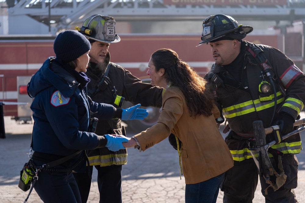 Dermot Mulroney como Dom Pascal, Joe Minoso como Joe Cruz conversando com uma mulher na rua.