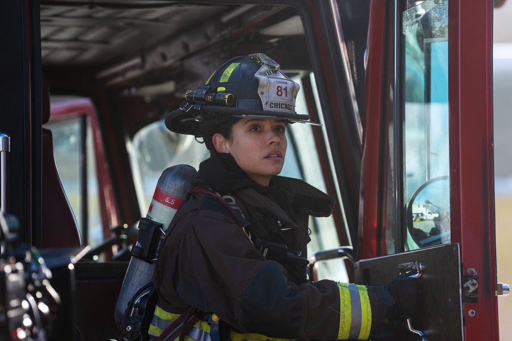 Miranda Rae Mayo como Stella Kidd saindo do caminhão de bombeiros.