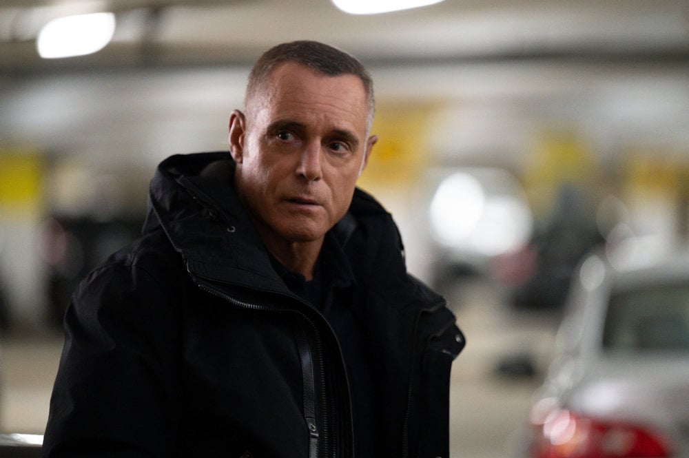 Close de Jason Beghe como Sargento Hank Voight.