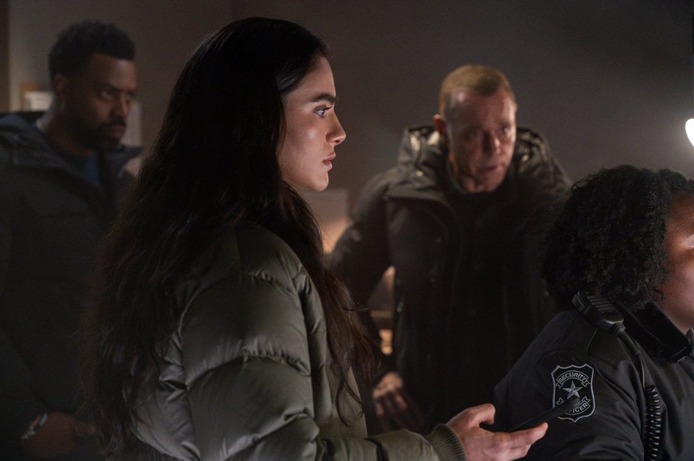 Juntos estão LaRoyce Hawkins como Kevin Atwater, Feriden Mandy como Eva Iman, Jason Beghe como Sargento Hand Voight.