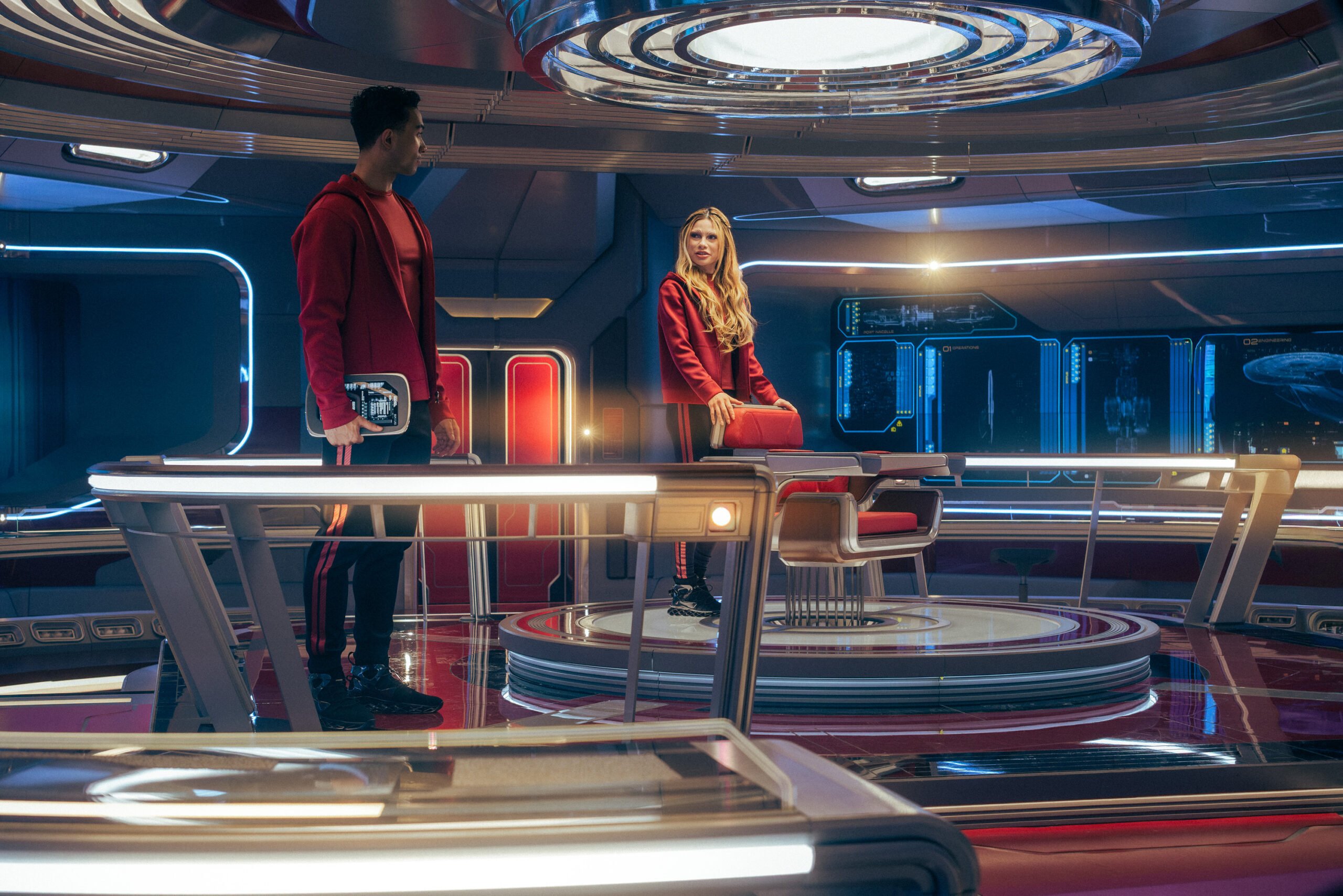 Still de Star Trek: Starfleet Academy, temporada 1, episódio 7 Na foto, da esquerda para a direita, estão Sandro Rosta como Caleb e Bella Shepard como Genesis.