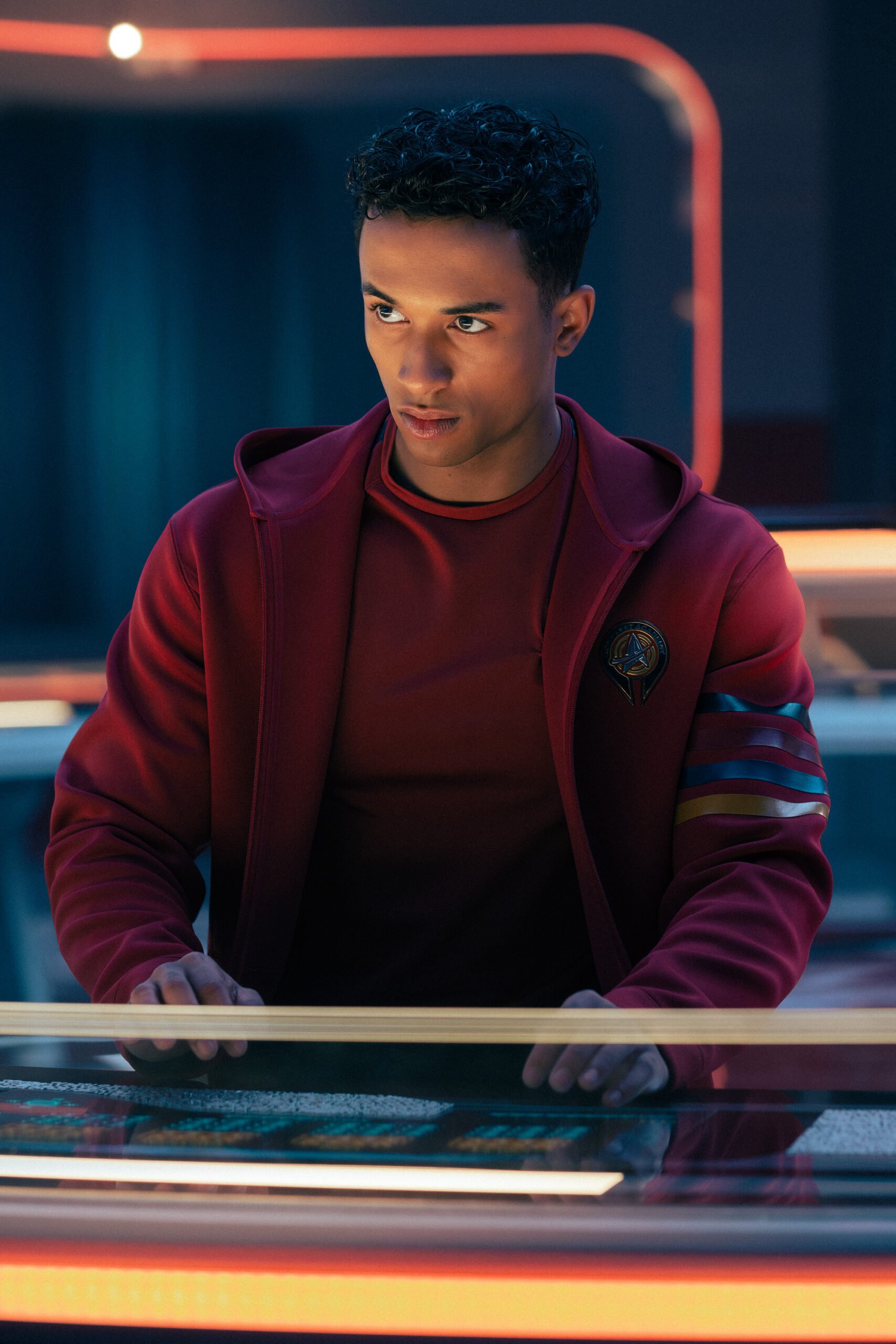 Sandro Rosta como Caleb em uma foto de Star Trek: Starfleet Academy, temporada 1, episódio 7