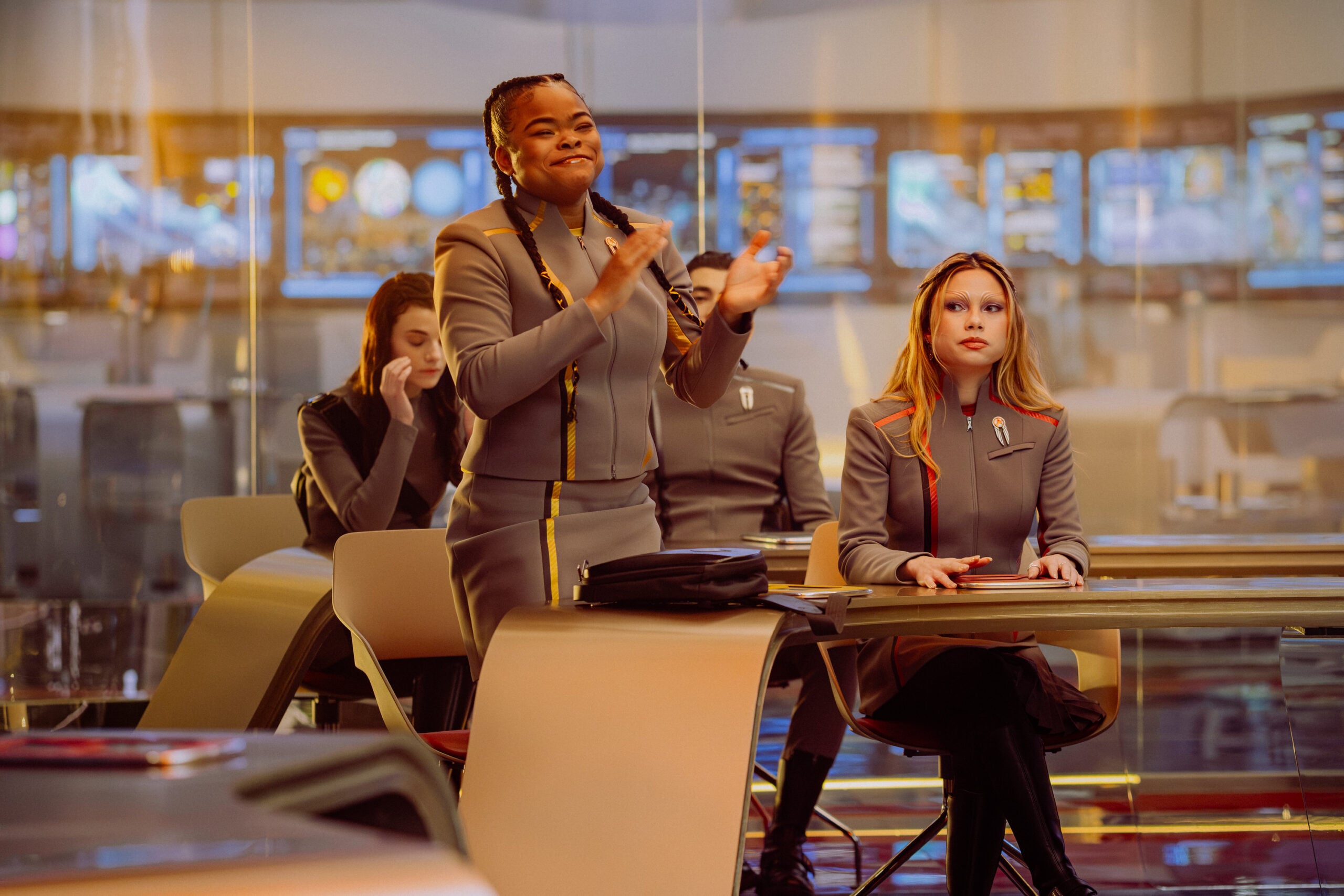 Star Trek: Starfleet Academy Temporada 1, Episódio 8 - Zoe Steiner, Caris Brooks e Bella Shepard | televisão reveladora Ainda de Star Trek: Starfleet Academy, temporada 1, episódio 8, The Life of the Stars, da esquerda para a direita estão Zoe Steiner como Tarima, Carice Brooks como SAM e Bella Shepard como Genesis