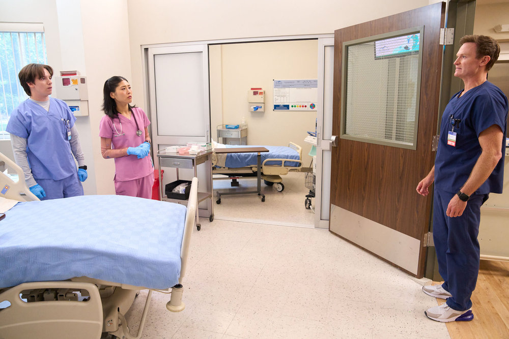 Mekki Leeper como Matt, Kaehyun Kim como Serena e Josh Lawson como Bruce no episódio 12 da 2ª temporada de St. Denis Medical, Consentimento e Consentimento.