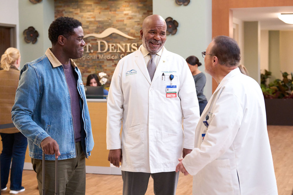 Sam Richardson como Michael, David Alan Grier como Ron e Wayne Knight como Axler no episódio 12 da 2ª temporada de St. Denis Medical, Consentimento e Consentimento.