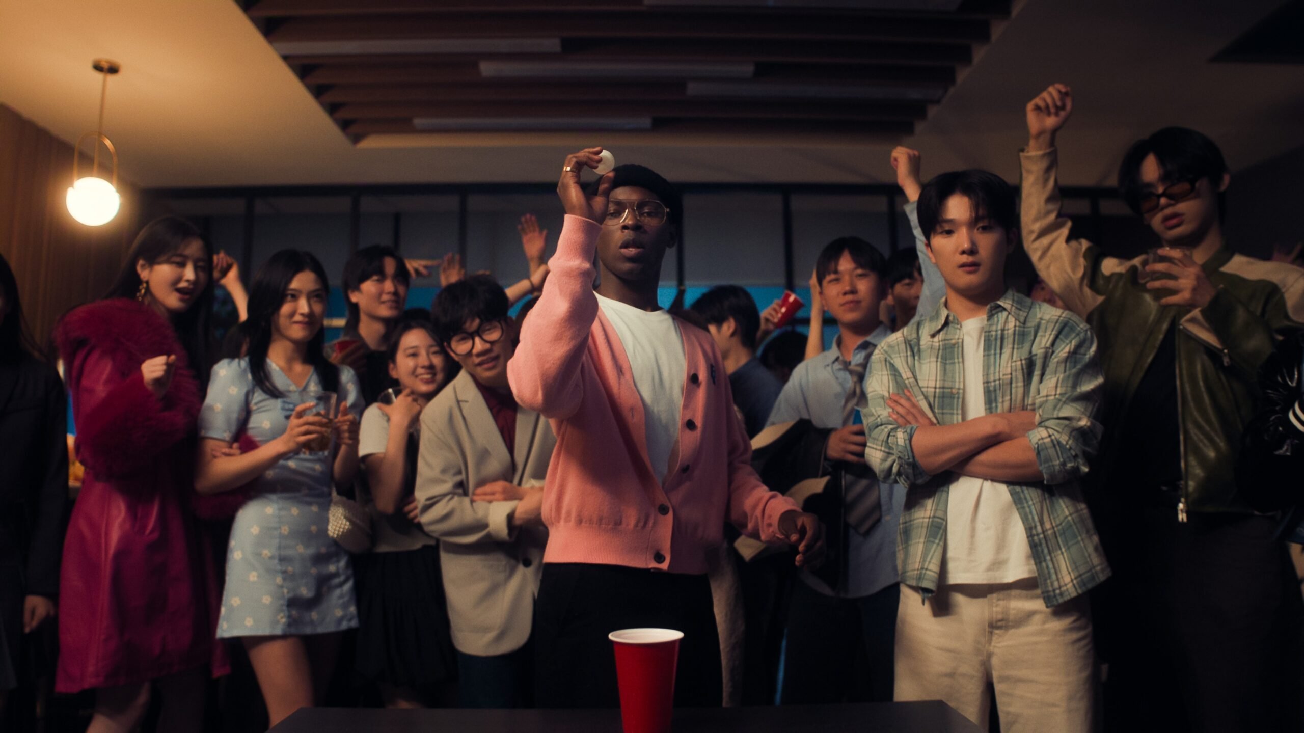 XO, Kitty Temporada 3, Episódio 2 - Han Bi Ryu como Eunice Kang, Sunny Oh como Mihee, Sulley Thelwell como Marius, Minyoung Choi como Dae Hyeon Kim