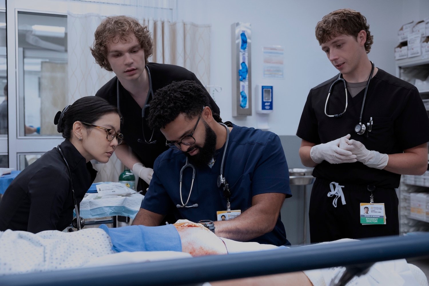 Donahue documenta como isso é feito no joelho de Brandon; Aprendemos o que suas tatuagens significam. A enfermeira Lena provavelmente não estará presente; O Dr. Campbell está extremamente irritado com os gráficos de IA.