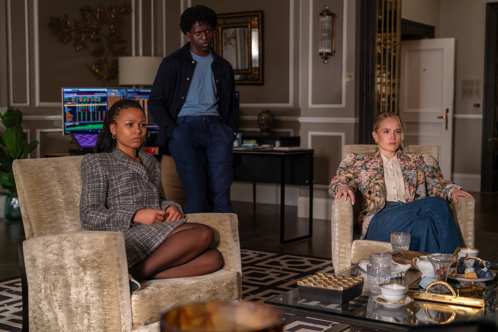 The Industry Temporada 4, Episódio 6 – Myha'La, Miriam Petchey, Toheeb Jimoh (Foto de Simon Ridgway/HBO) | televisão reveladora The Industry, temporada 4, episódio 6 - Myha'La, Miriam Petchey, Toheeb Jimoh (foto de Simon Ridgway / HBO)