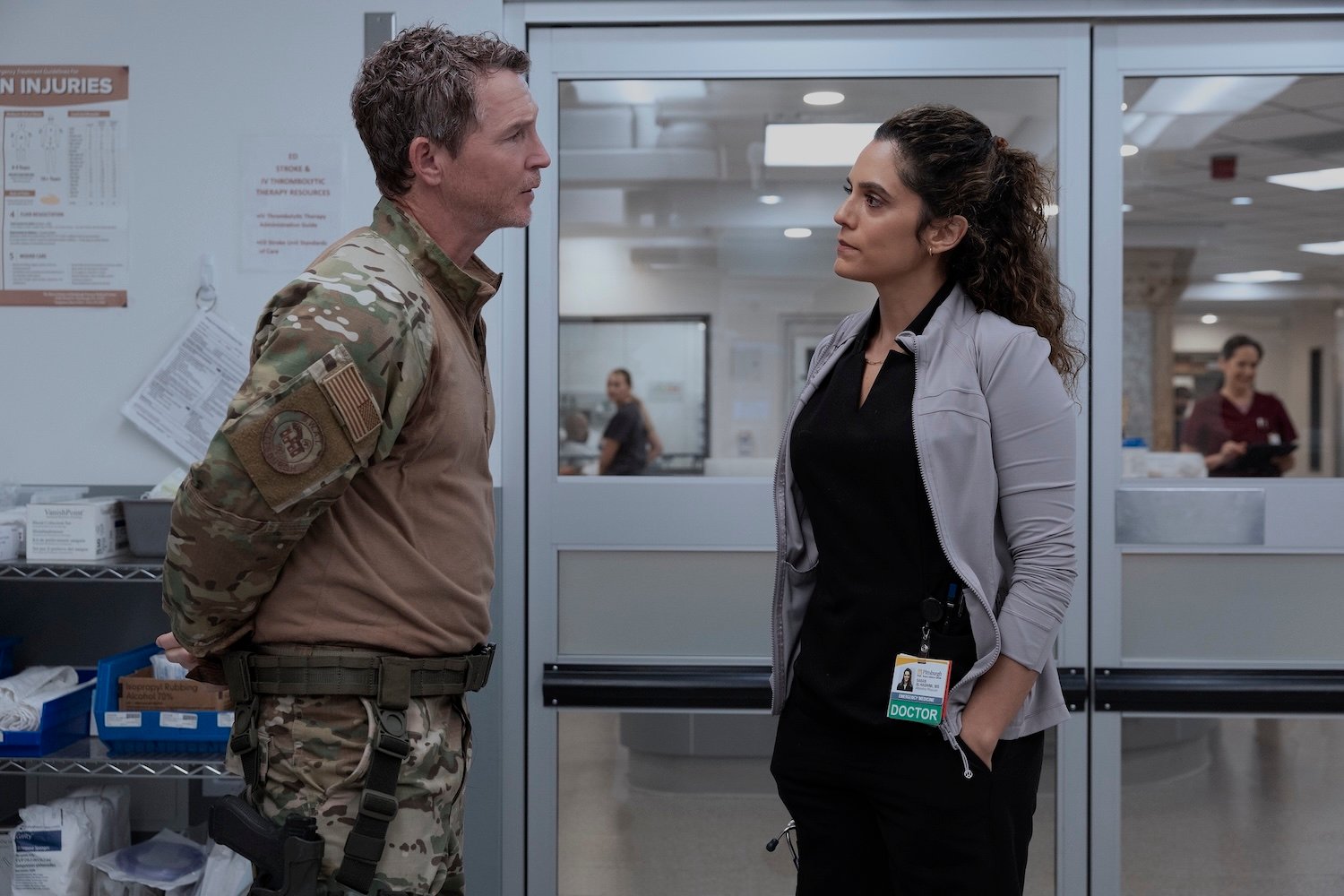 The Pit Temporada 2, Episódio 7 – Shawn Hatosy, Sepideh Moffi (Foto de Warrick Page/HBO Max) | televisão reveladora The Pit, temporada 2, episódio 7 – Shawn Hatosy, Sepideh Moffi (foto de Warrick Page/HBO Max)