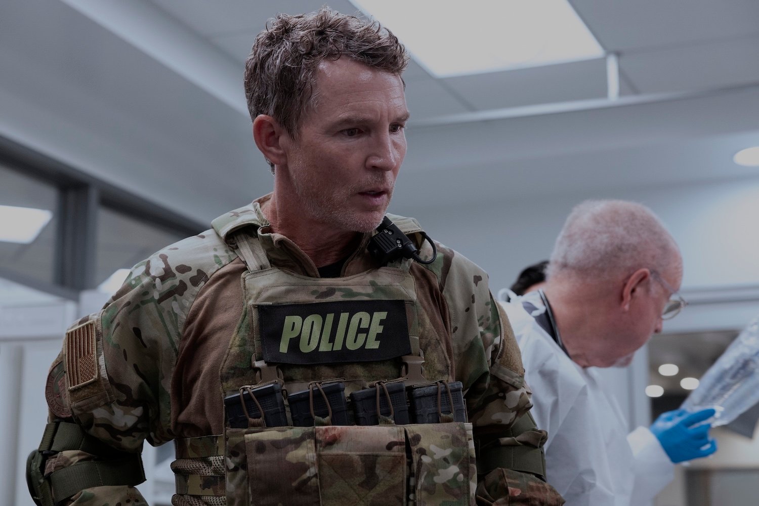 The Pit Temporada 2, Episódio 7 – Shawn Hatosy, Noah Wyle (Foto de Warrick Page/HBO Max) | televisão reveladora The Pit, temporada 2, episódio 7 – Shawn Hatosy, Noah Wyle (foto de Warrick Page/HBO Max)