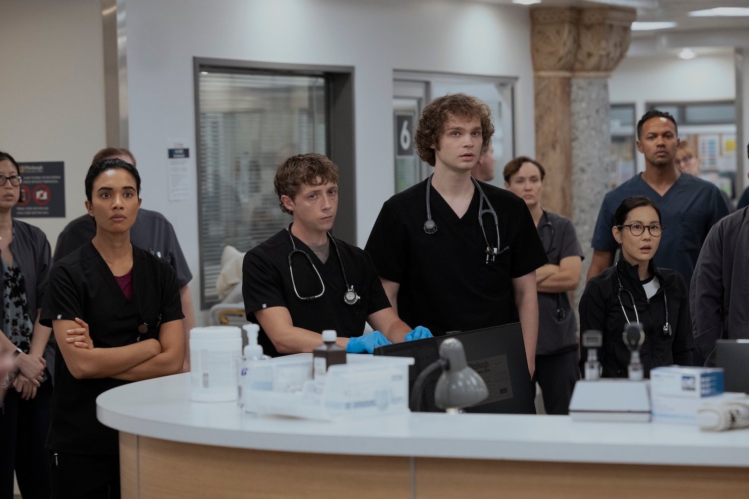 The Pit Temporada 2, Episódio 7 – Supriya Ganesh, Geran Howell, Lucas Iverson, Irene Choi (Foto de Warrick Page/HBO Max) | televisão reveladora The Pit Temporada 2, Episódio 7 – Supriya Ganesh, Geran Howell, Lucas Iverson, Irene Choi (Foto de Warrick Page/HBO Max)