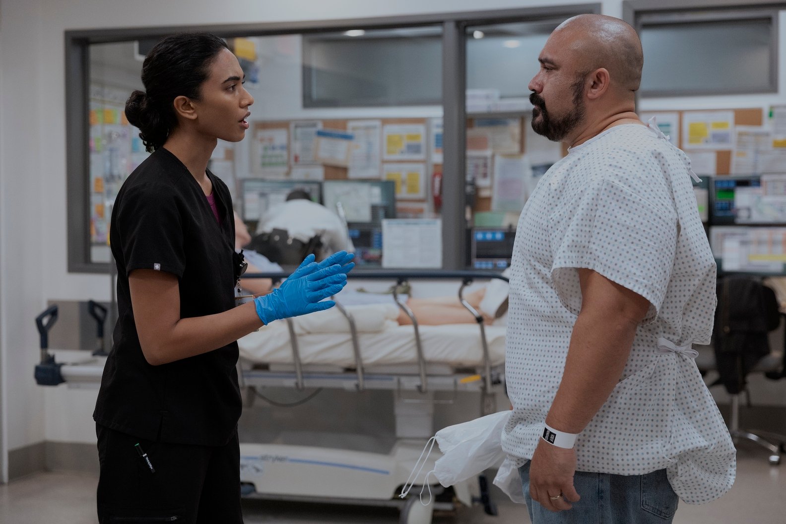 The Pit Temporada 2, Episódio 7 – Supriya Ganesh, William Guirola (Foto de Warrick Page/HBO Max) | televisão reveladora The Pit, temporada 2, episódio 7 – Supriya Ganesh, William Guirola (foto de Warrick Page/HBO Max)