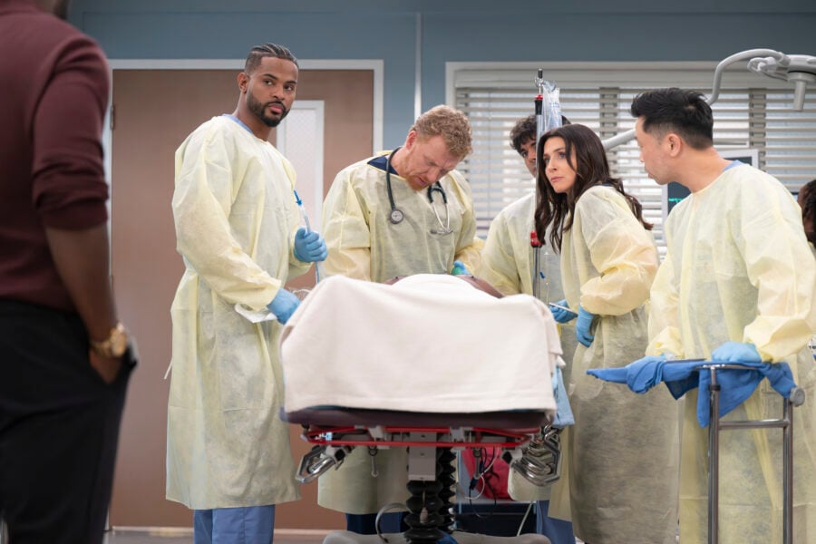 Grey's Anatomy Season 22 Episode 12 - doctors working together -TREVOR JACKSON, KEVIN MCKIDD, NIKO TERHO, CATERINA SCORSONE