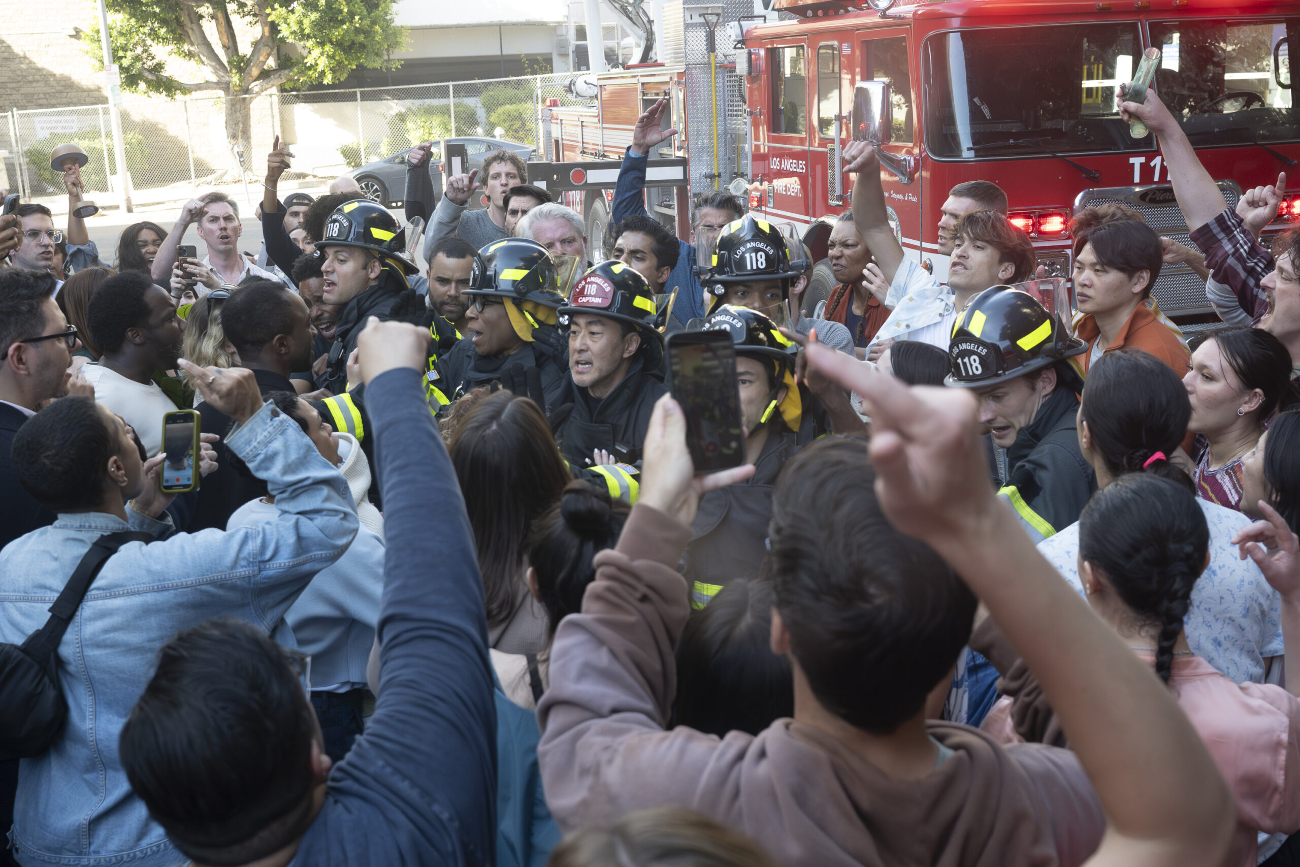 9-1-1 Season 9 Episode 16, “Where There’s Smoke” -- RYAN GUZMAN, AISHA HINDS, KENNETH CHOI, MICHAEL JOHNSTON