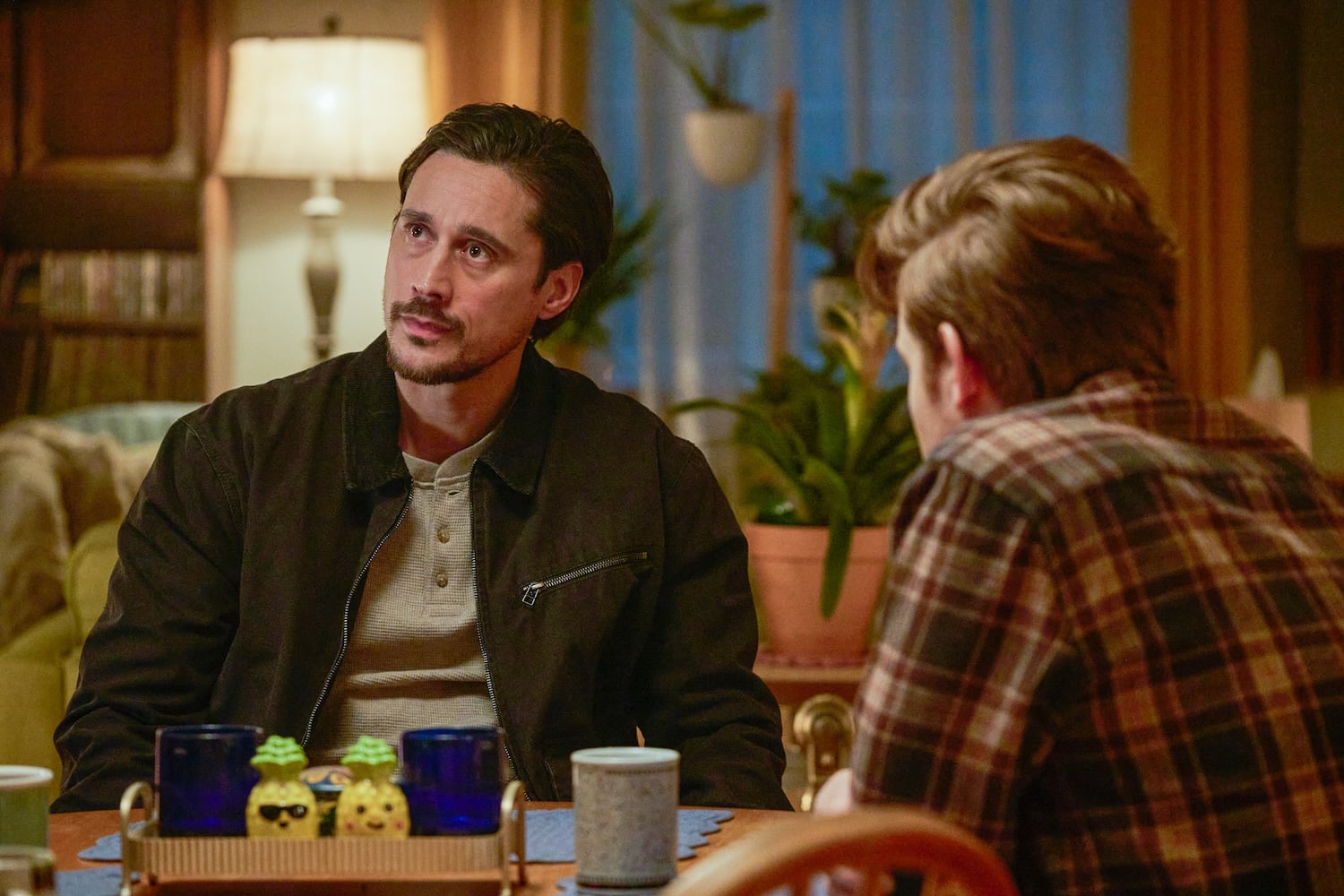 MEMORY OF A KILLER: Peter Gadiot (L) in "Dr. Parks" © 2026 Fox Media LLC. CR: Christos Kalohoridis / FOX. | Tell-Tale TV MEMORY OF A KILLER: Peter Gadiot (L) in "Dr. Parks" © 2026 Fox Media LLC. CR: Christos Kalohoridis / FOX.